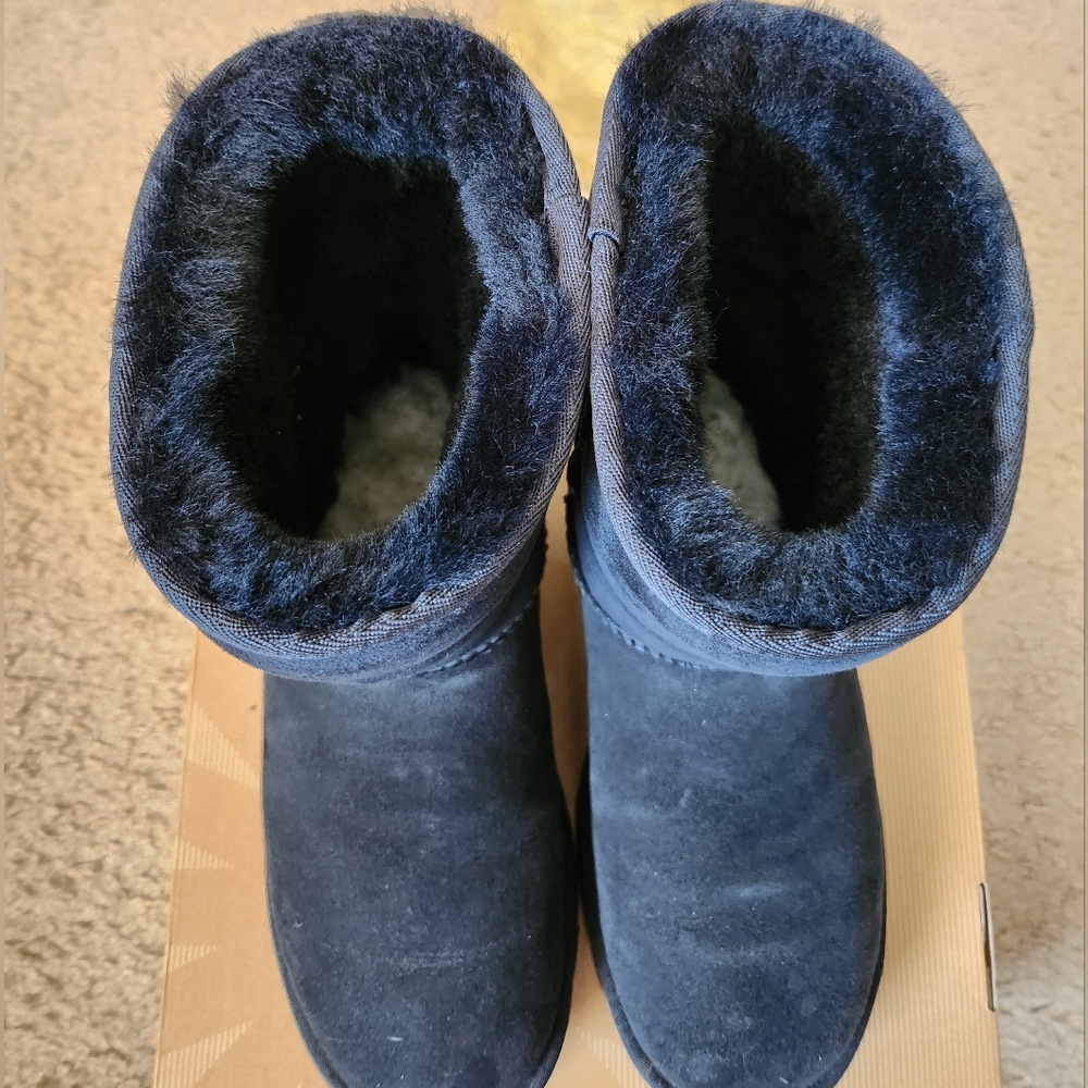 UGG Classic SHORT in Black - Picture 8 of 11